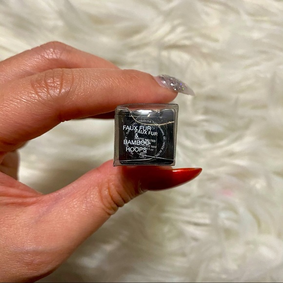 Huda beauty melted eyeshadow 🤍 - Picture 3 of 4